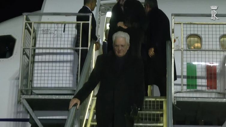 Mattarella in Patagonia, l'arrivo all'aeroporto di Punta Arenas