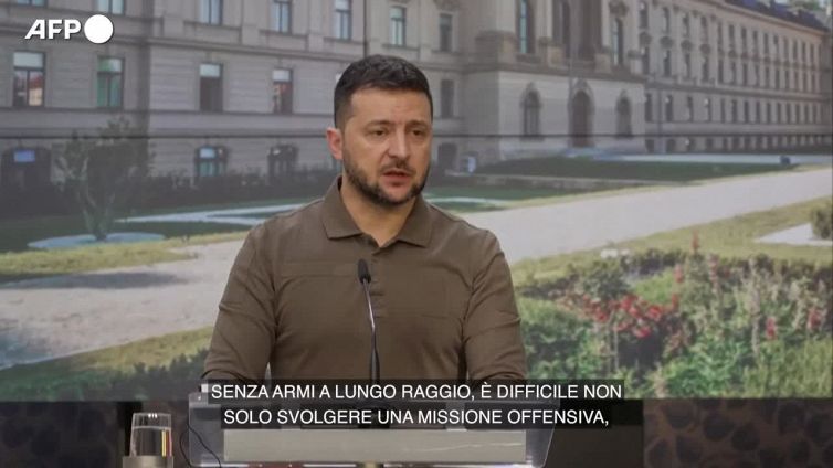 Ucraina, Zelensky: "Senza armi a lungo raggio difficile anche difendersi"