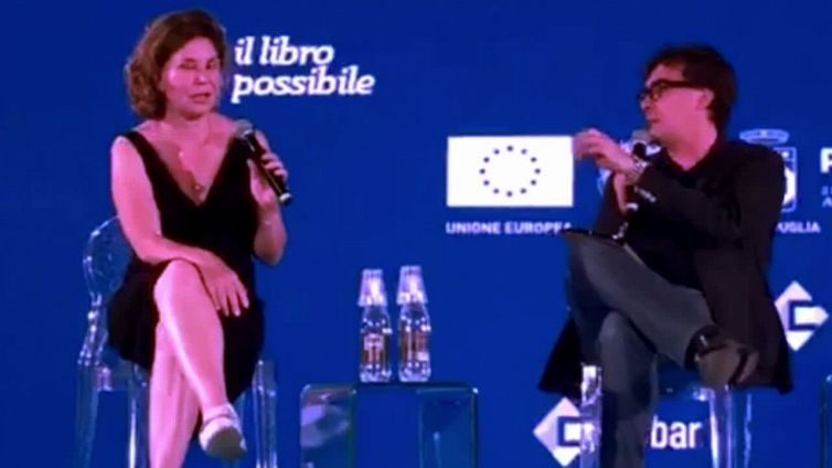 Sabina Guzzanti: "La politica non si occupa mai delle cose importanti"