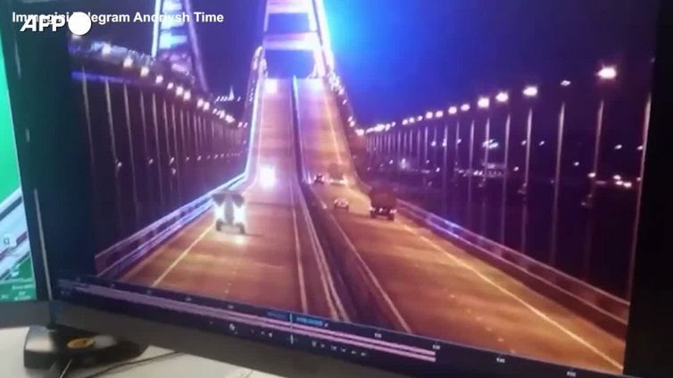 Kiev ammette: "Abbiamo colpito noi il ponte in Crimea"