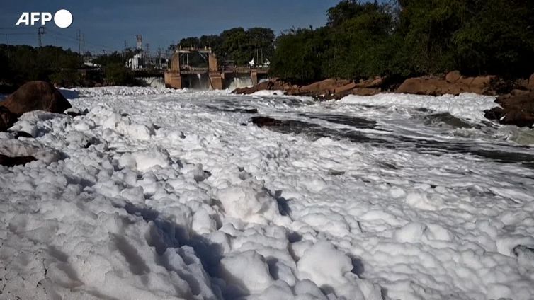 Le immagini inquietanti del fiume coperto da schiuma tossica