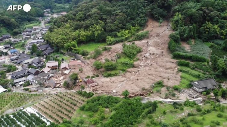 Piogge torrenziali in Giappone, si cercano dispersi a Karatsu