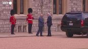 Londra, Biden tocca il braccio di Carlo. L'imbarazzo del re