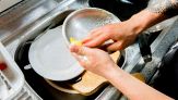 Come lavare i piatti a mano velocemente e senza commettere errori