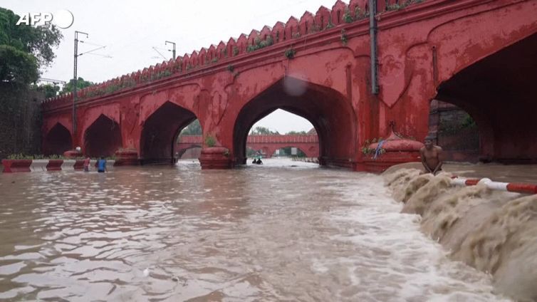 Il monsone estivo mette in ginocchio l'India, almeno 66 vittime