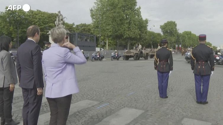 Macron alla tradizionale parata per anniversario presa della Bastiglia