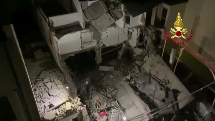 Milano, crolla una palazzina in ristrutturazione