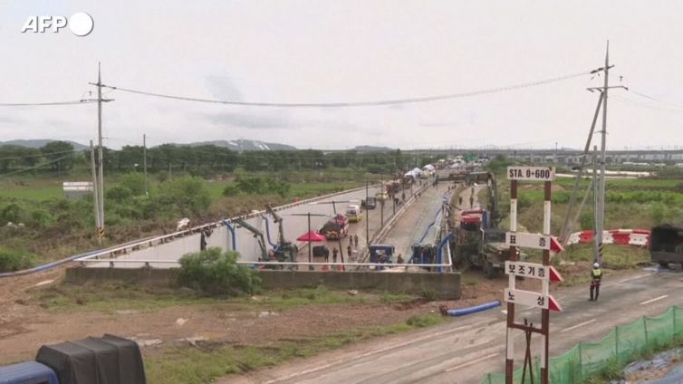 Inondazioni in Corea del Sud, auto bloccate in un tunnel allagato a Cheongju
