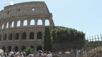 Roma, turisti affollano il Colosseo nonostante il caldo torrido