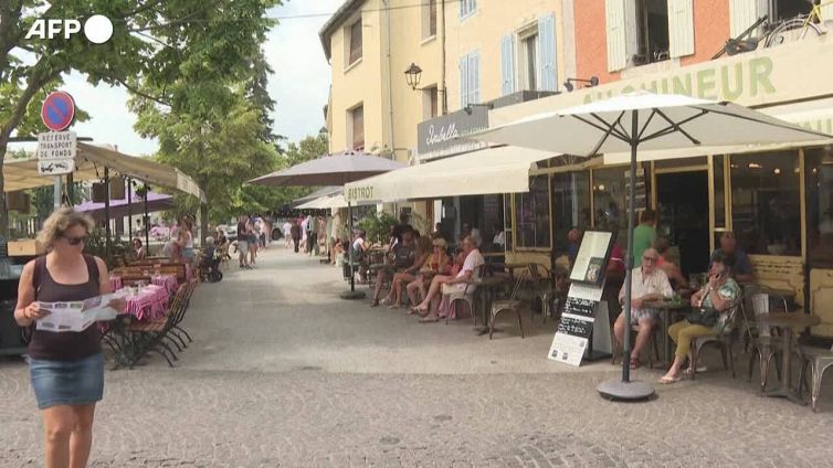 Caldo in Francia, Provenza: chi puo' si rinfresca nei bar