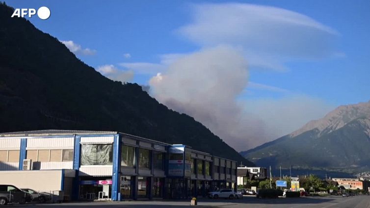 Vasto incendio in un bosco nel sud della Svizzera