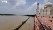 India, le acque del fiume Yamuna "sfiorano" le mura del Taj Mahal ad Agra