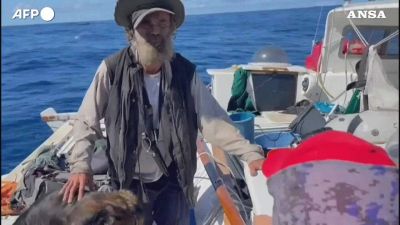 Marinaio e cane salvati dopo due mesi alla deriva nel Pacifico