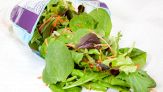 Il “trucco del respiro” per l’insalata in frigo: funziona davvero?