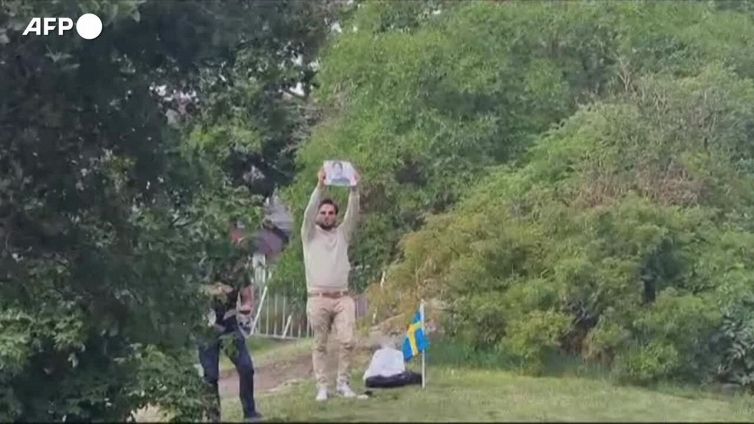 Svezia, a Stoccolma dimostrante calpesta il Corano: urla della folla