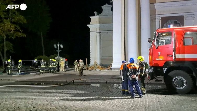 Pioggia di razzi russi su odessa, colpita anche la cattedrale ortodossa