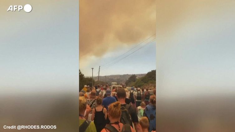 Grecia, fiamme ancora fuori controllo sull'isola di Rodi