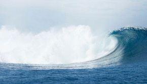 Paura in spiaggia per l'onda anomala: come si forma e cosa fare