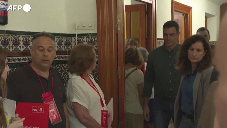 Elezioni in Spagna, il voto di Pedro Sanchez e Santiago Abascal