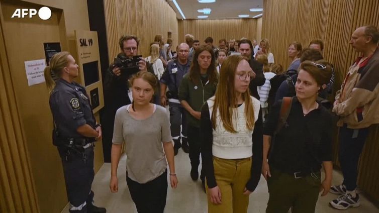 Clima, Greta Thunberg multata in Svezia per resistenza alla polizia