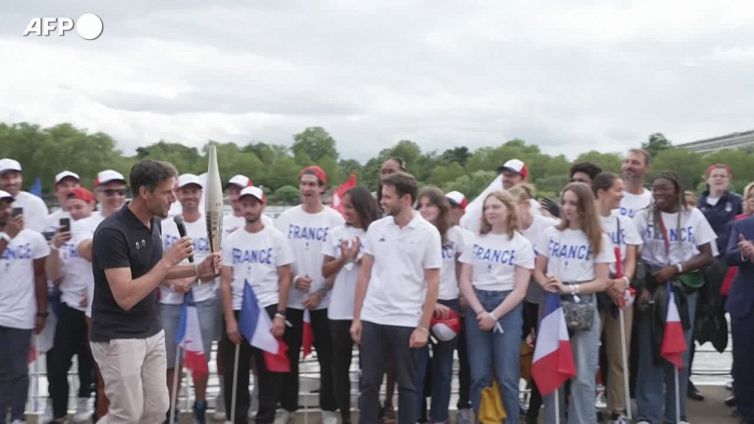 Parigi 2024, ecco la torcia olimpica: anche Bolt alla presentazione