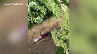 Piromane beccato da drone prova ad abbatterlo a sassate
