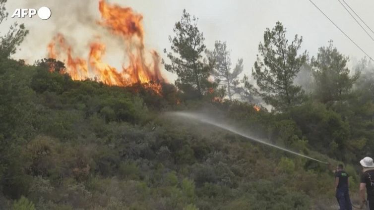 Incendi Grecia, ancora fiamme a Rodi