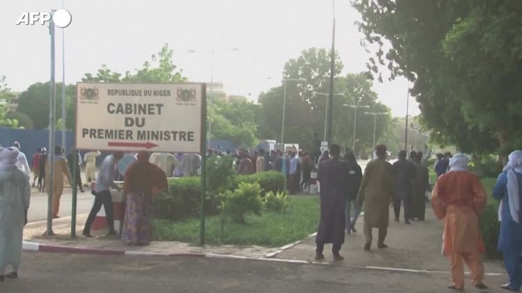 Golpe in Niger, sostenitori del presidente Bazoum protestano per il suo arresto