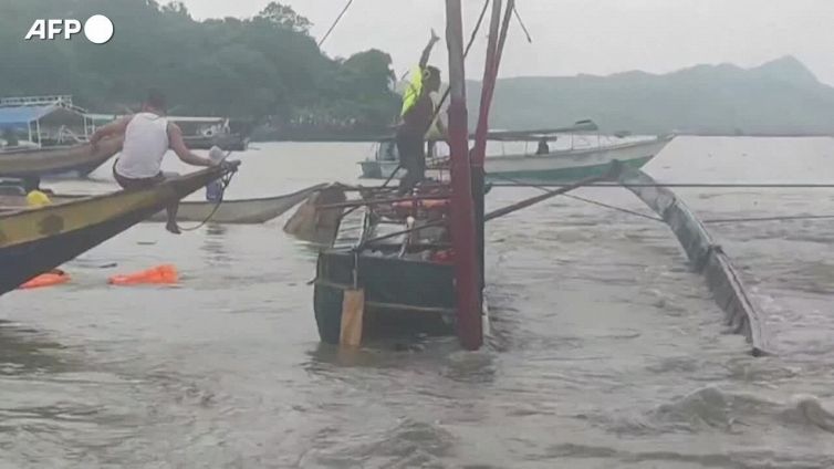Si rovescia una barca in un lago nelle Filippine, 23 morti
