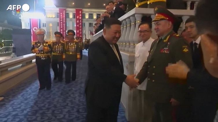 Corea del Nord, alla parata mostrati nuovi droni e missili
