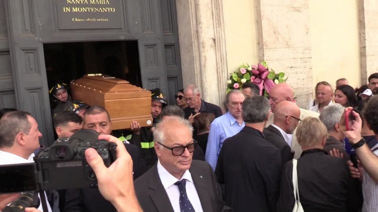 Purgatori, l'uscita del feretro dalla Chiesa degli Artisti al termine del funerale