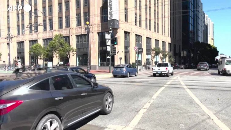 Twitter, installato il nuovo logo "X" sul tetto della sede centrale a San Francisco