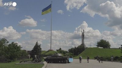 Kiev, iniziati i lavori di rimozione dell'emblema sovietico dal Monumento alla Patria