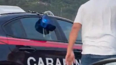 Sassi, calci e pugni contro gazzella dei carabinieri: arrestato