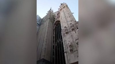 Follia a Milano: climber tentano scalata del Duomo