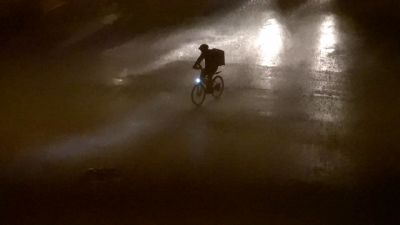 Maltempo: il racconto del rider nel diluvio, protagonista del video virale