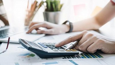 Quanto fa 8÷2(2+2)? Il calcolo matematico che divide il web