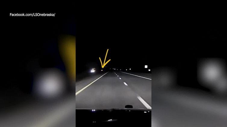 Follia in autostrada: chiama la polizia ma è lui in contromano