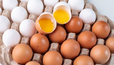 È vero che le uova bianche hanno meno colesterolo di quelle rosa?