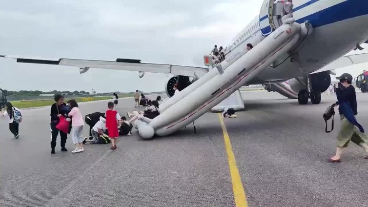 Aereo in fiamme: i passeggeri scendono sugli scivoli