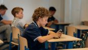 Basta tablet e smartphone: perché a scuola tornano carta e penna