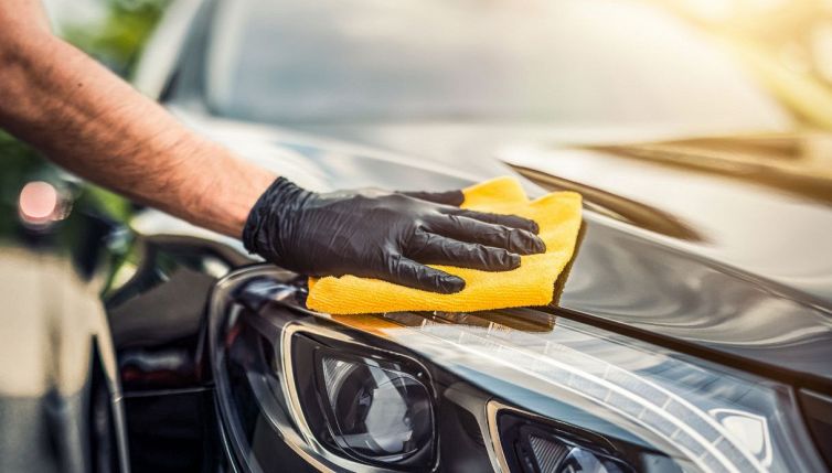 Così rovini la carrozzeria: il detersivo giusto per la macchina