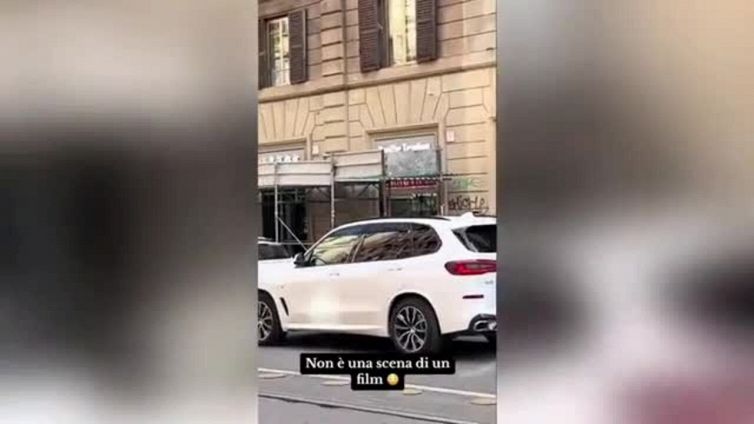 Uomo corre nudo per strada inseguito donna