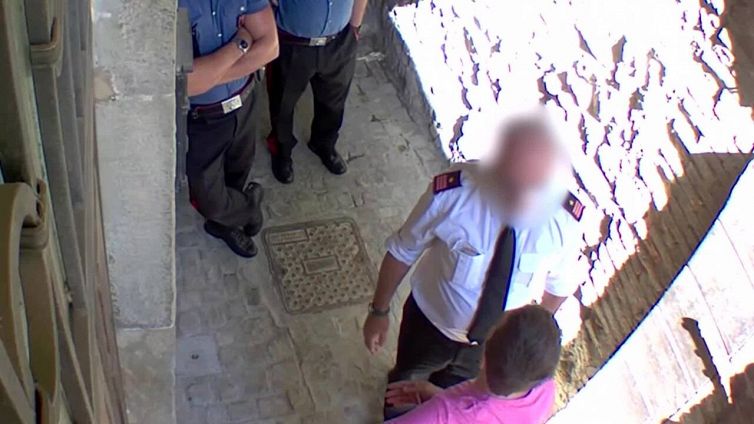 Ascolta musica ad alto volume: carabiniere lo schiaffeggia
