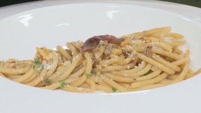 Spaghetti aglio nero e olio con crumble di pane alle acciughe
