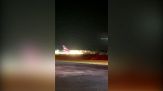 L'atterraggio di emergenza tra le fiamme è da brividi