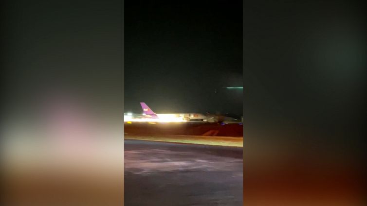L'atterraggio di emergenza tra le fiamme è da brividi