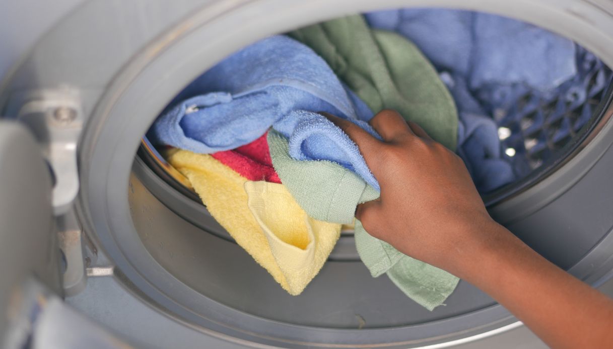 Cosa bisogna fare se la lavatrice puzza di fogna o muffa: perché succede e  come pulirla