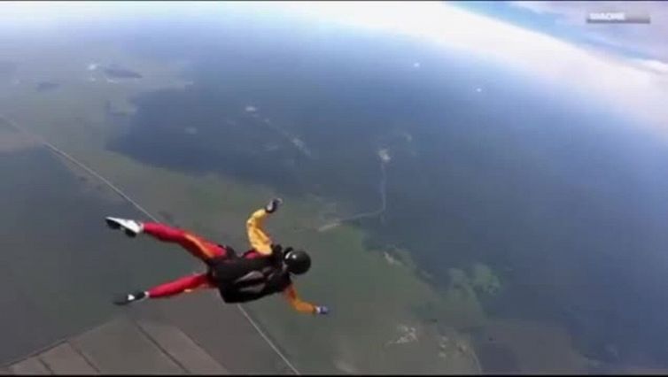 Non si apre il paracadute, salvata in extremis dall'istruttore