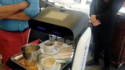 I robot al servizio tra i tavoli dei bar
